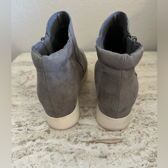 Universal Thread grey faux suede zippered booties size 7.5 - Picture 5 of 9